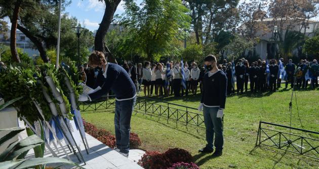 Κατάθεση στεφάνου στο Μνημείο Ηρώων