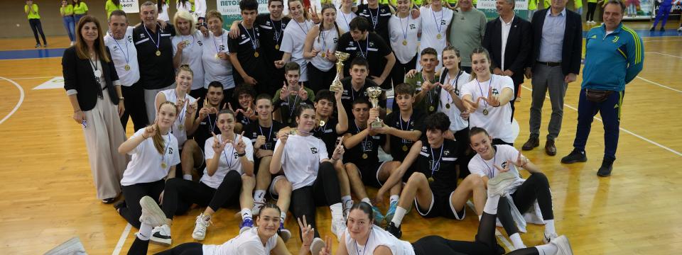 Πρωταθλήτριες Ελλάδας οι ομάδες βόλεϊ αγοριών και κοριτσιών του Σχολείου μας! 