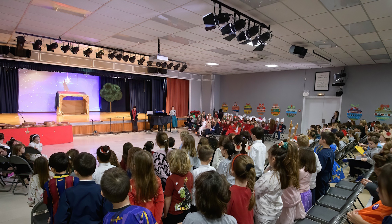 Η γιορτή των Χριστουγέννων από το μικρό Δημοτικό   