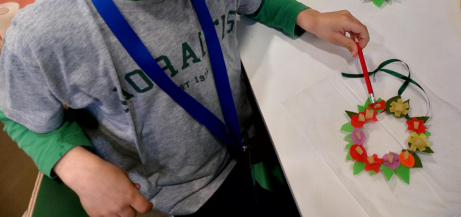 Η α’ και β’ τάξη υποδέχεται τον Μάιο με στεφάνια!