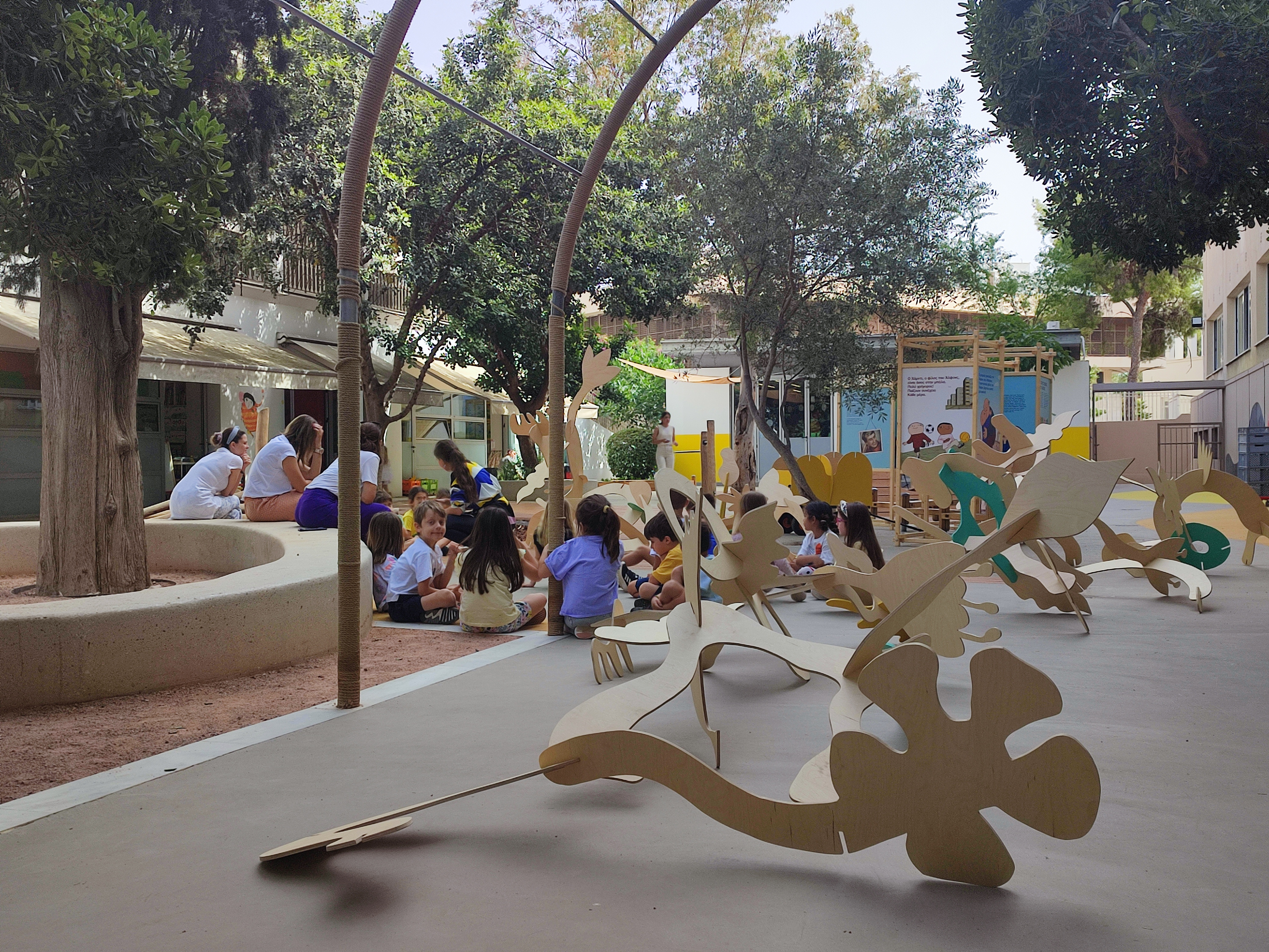 Ένας εικαστικός πρωινός περίπατος στην Αυλή του Νηπιαγωγείου