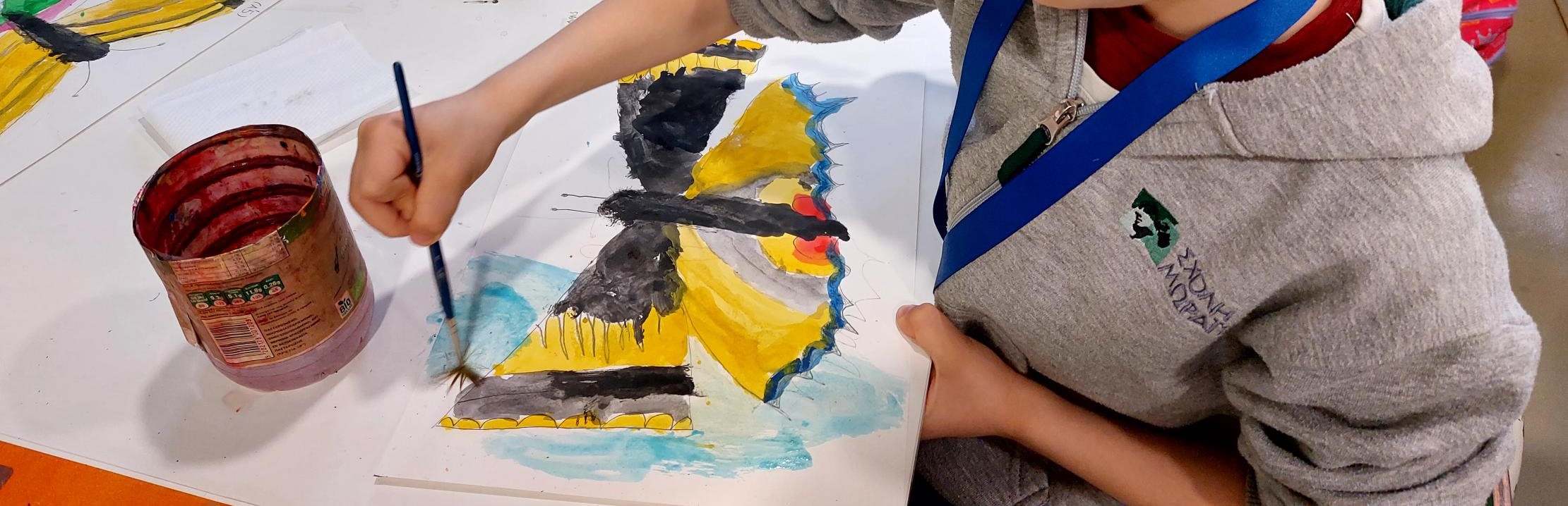 Η α΄ και β΄ τάξη ζωγραφίζει πολύχρωμες πεταλούδες