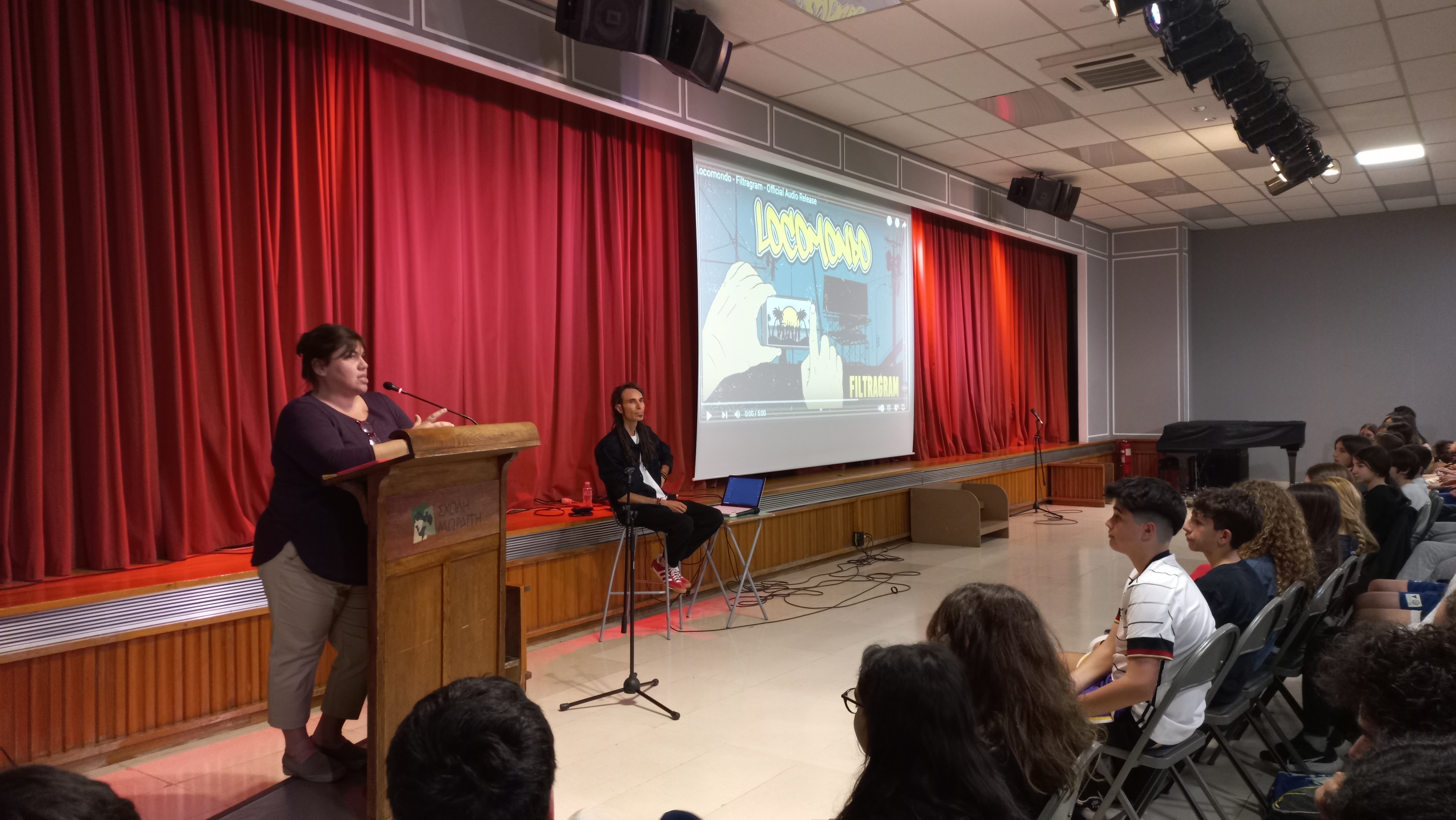 Ο τραγουδιστής των Locomondo στο Θέατρο του Σχολείου μας!