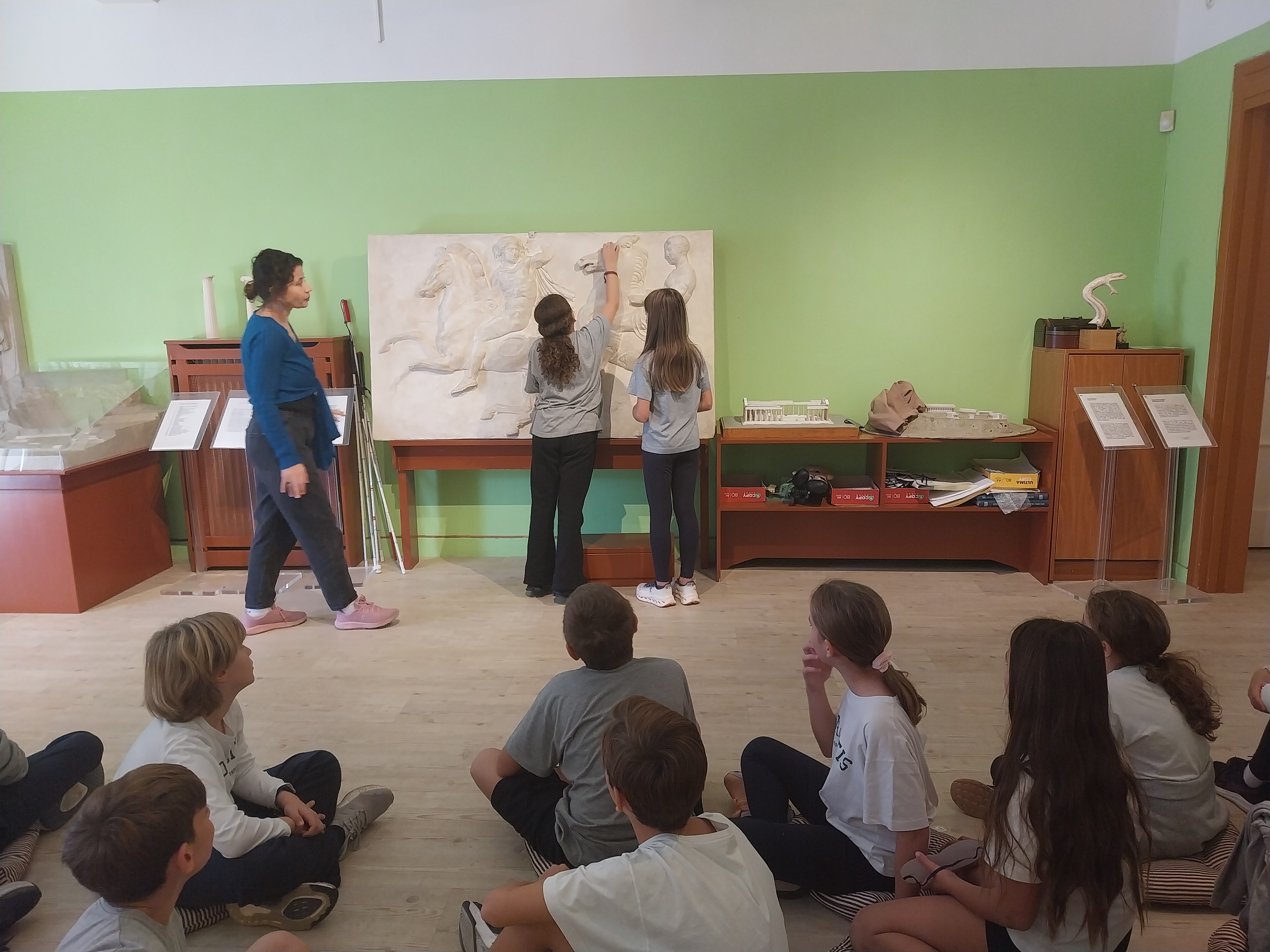 Η στ’ τάξη επισκέπτεται το «Μουσείο Αφής»