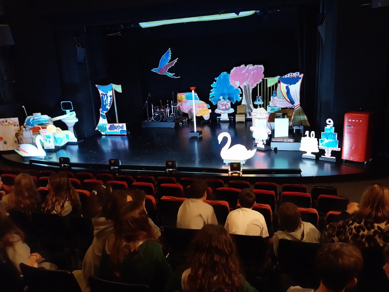 Η στ’ τάξη πηγαίνει στο θέατρο