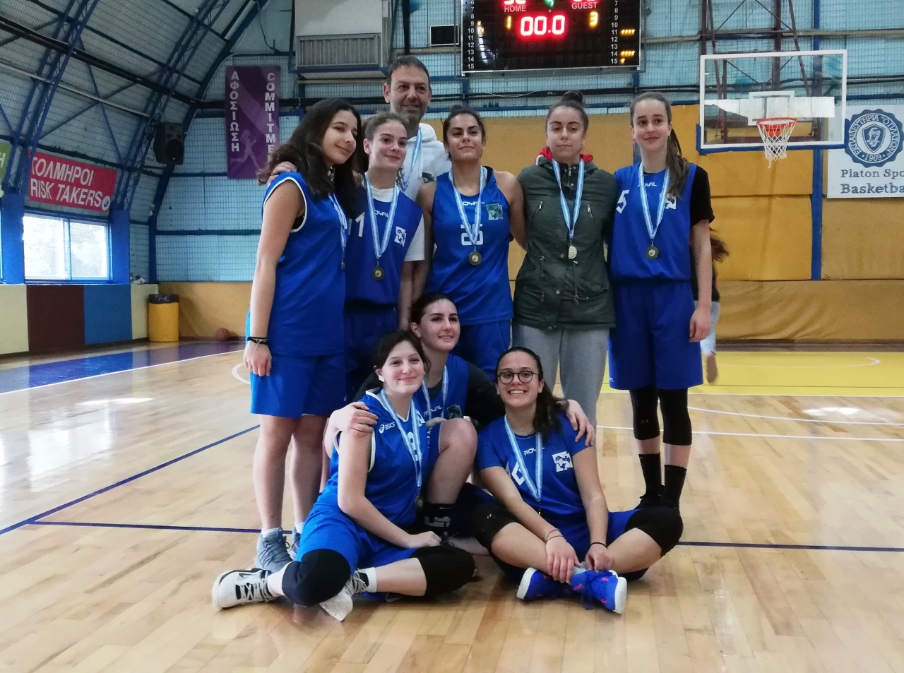 2i_thesi_ta_koritsia_toy_lykeioy_sto_mpasket