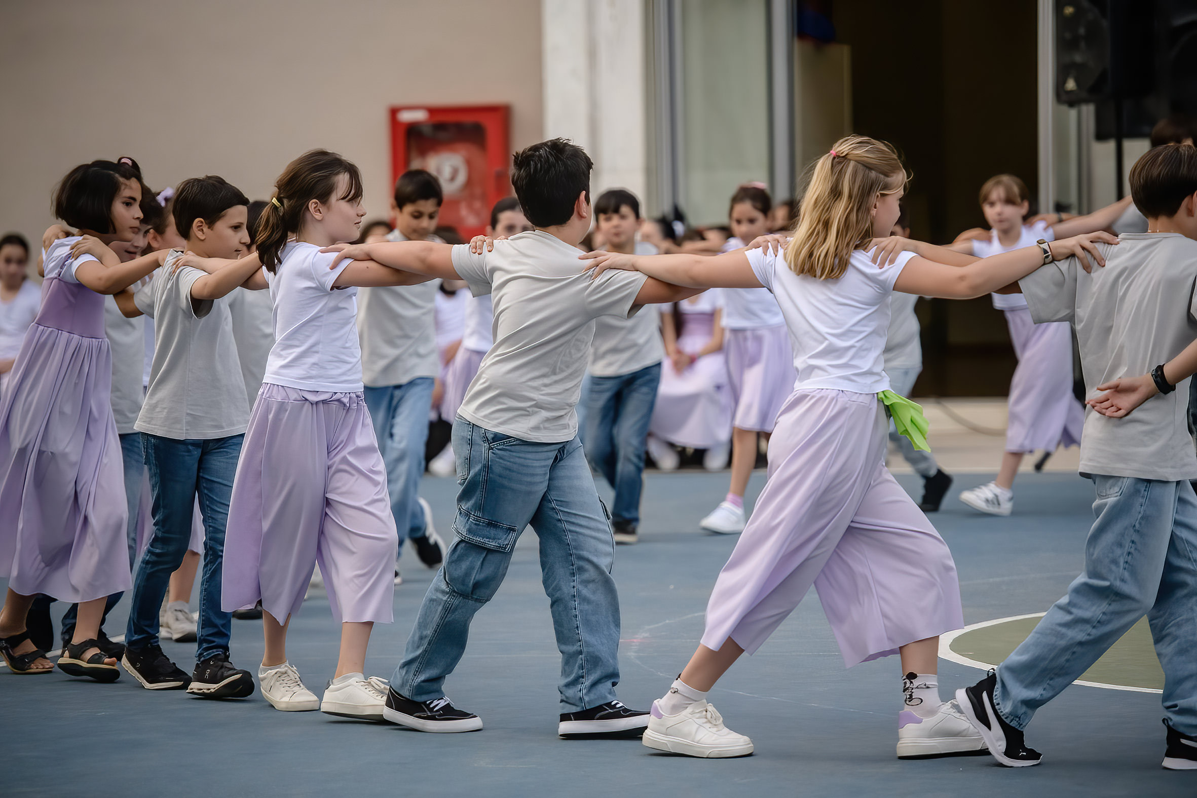 Η δ’ τάξη και η ομάδα παραδοσιακών χορών μάς ταξιδεύει στα νησιά 