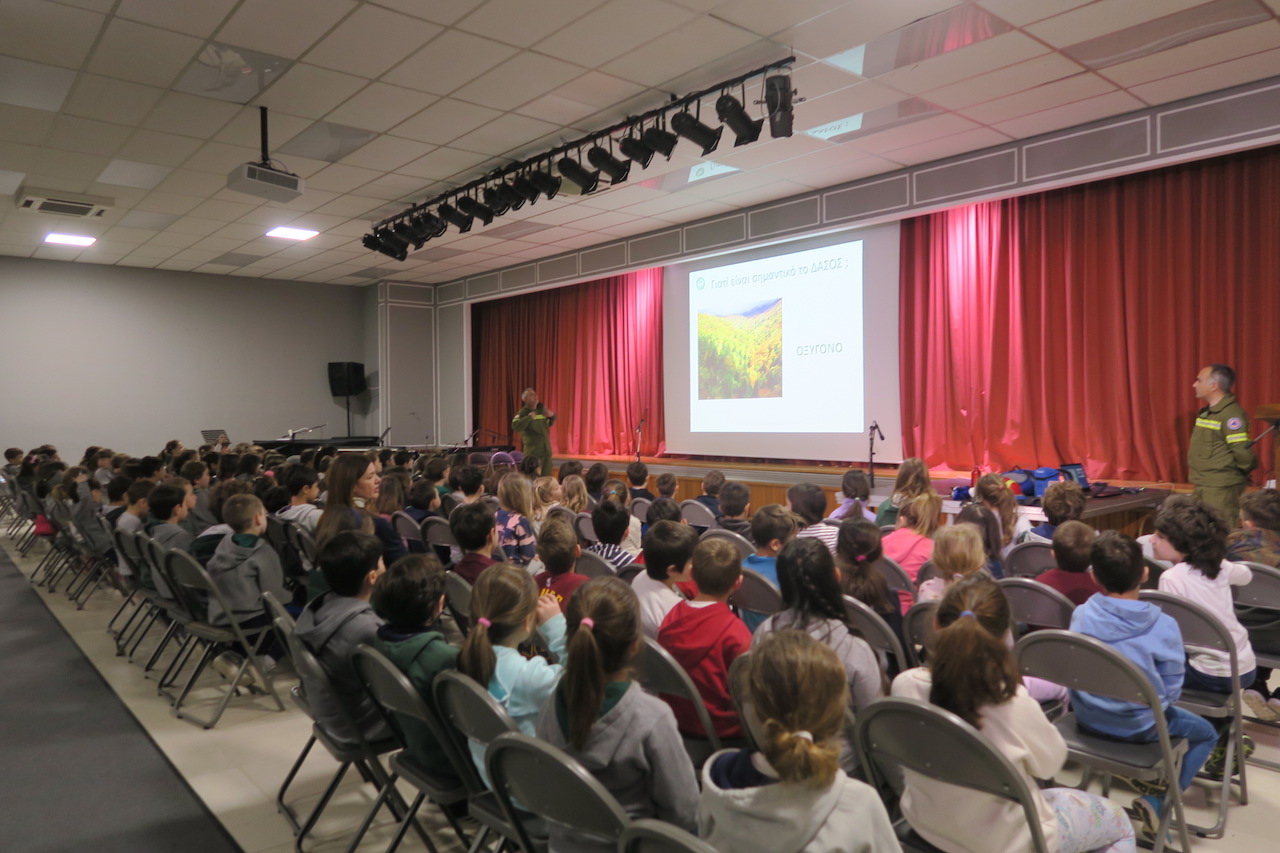 Εθελοντές Δασοπυροσβέστες  στη σχολή Μωραΐτη 