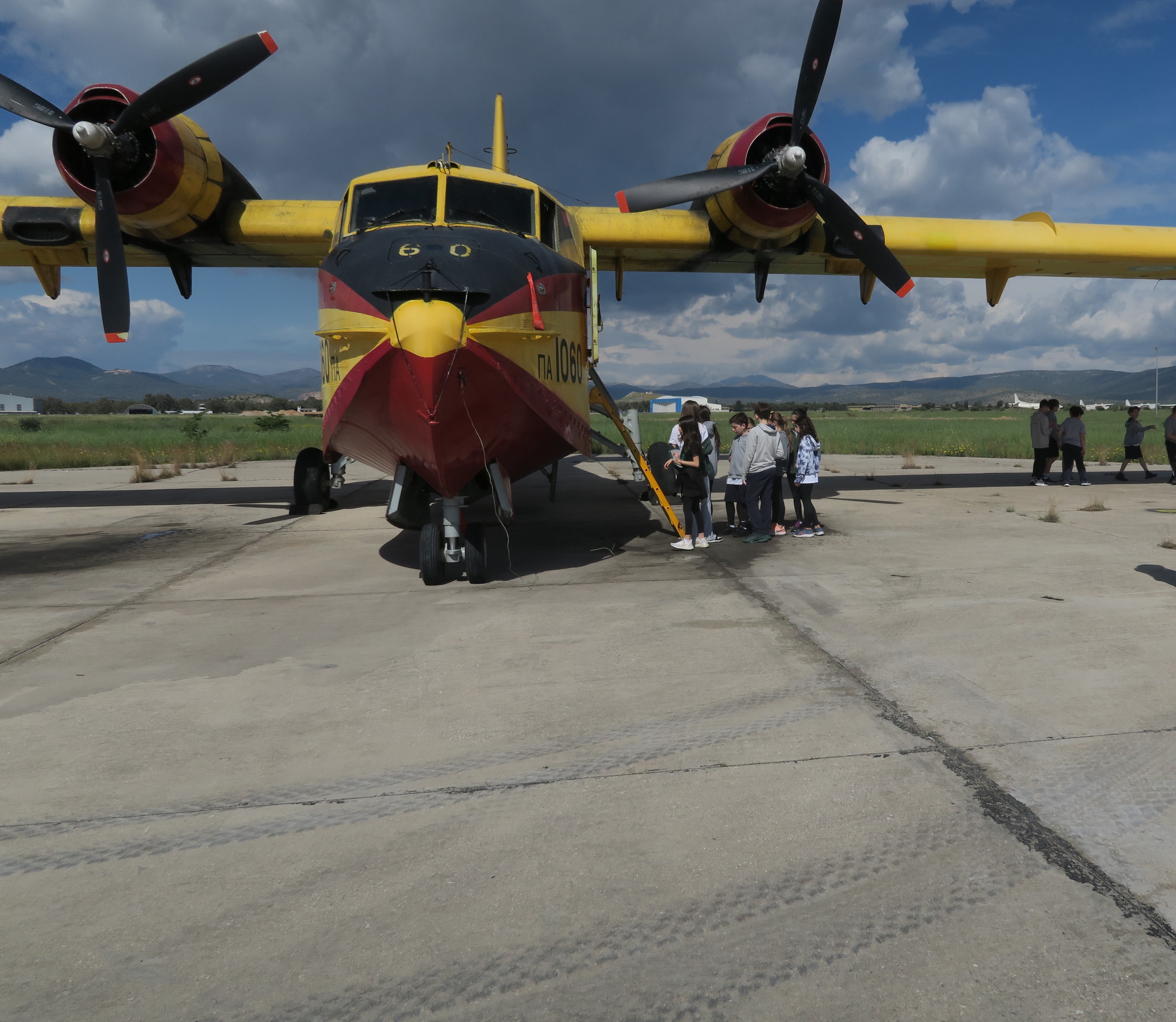 Η στ’ τάξη στην Αεροπορική Βάση της Ελευσίνας