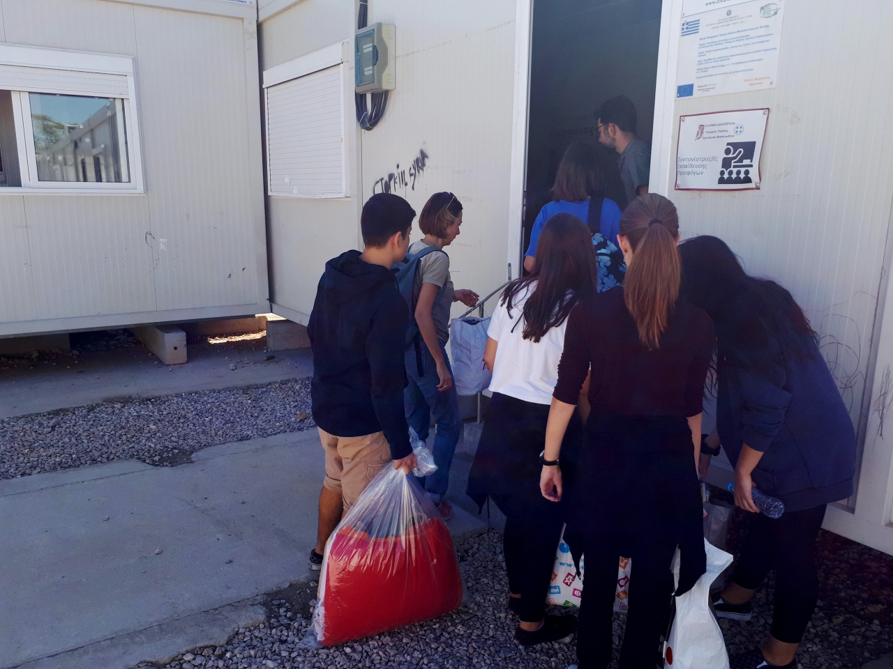 Επίσκεψη στα παιδιά προσφύγων στον Ελαιώνα