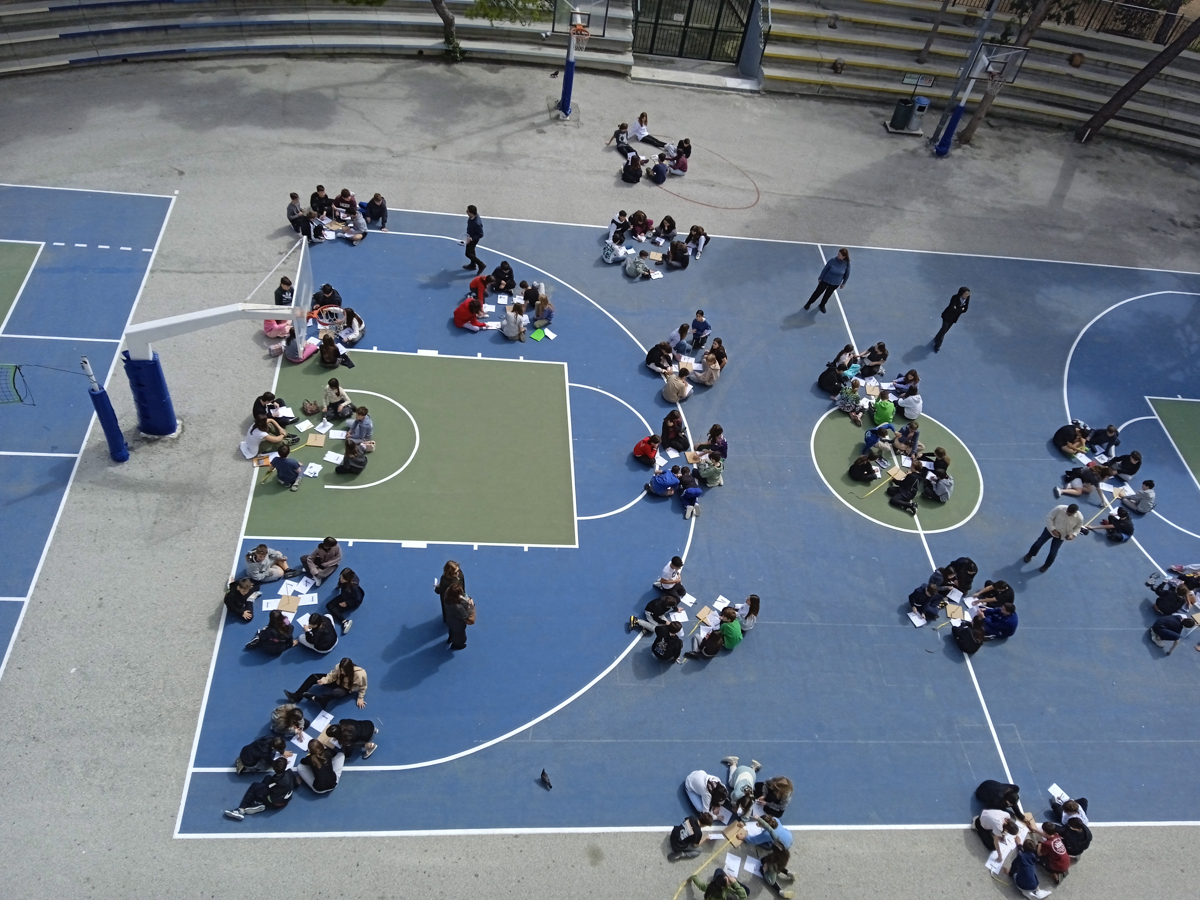 Η στ’ τάξη εκτελεί το πείραμα του Ερατοσθένη