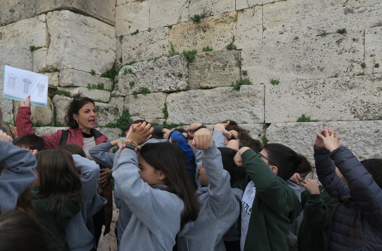 i_d_taxi_ston_iero_vraho_tis_akropolis