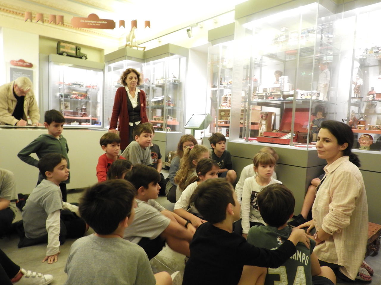 i_g_taxi_sto_moyseio_paihnidion