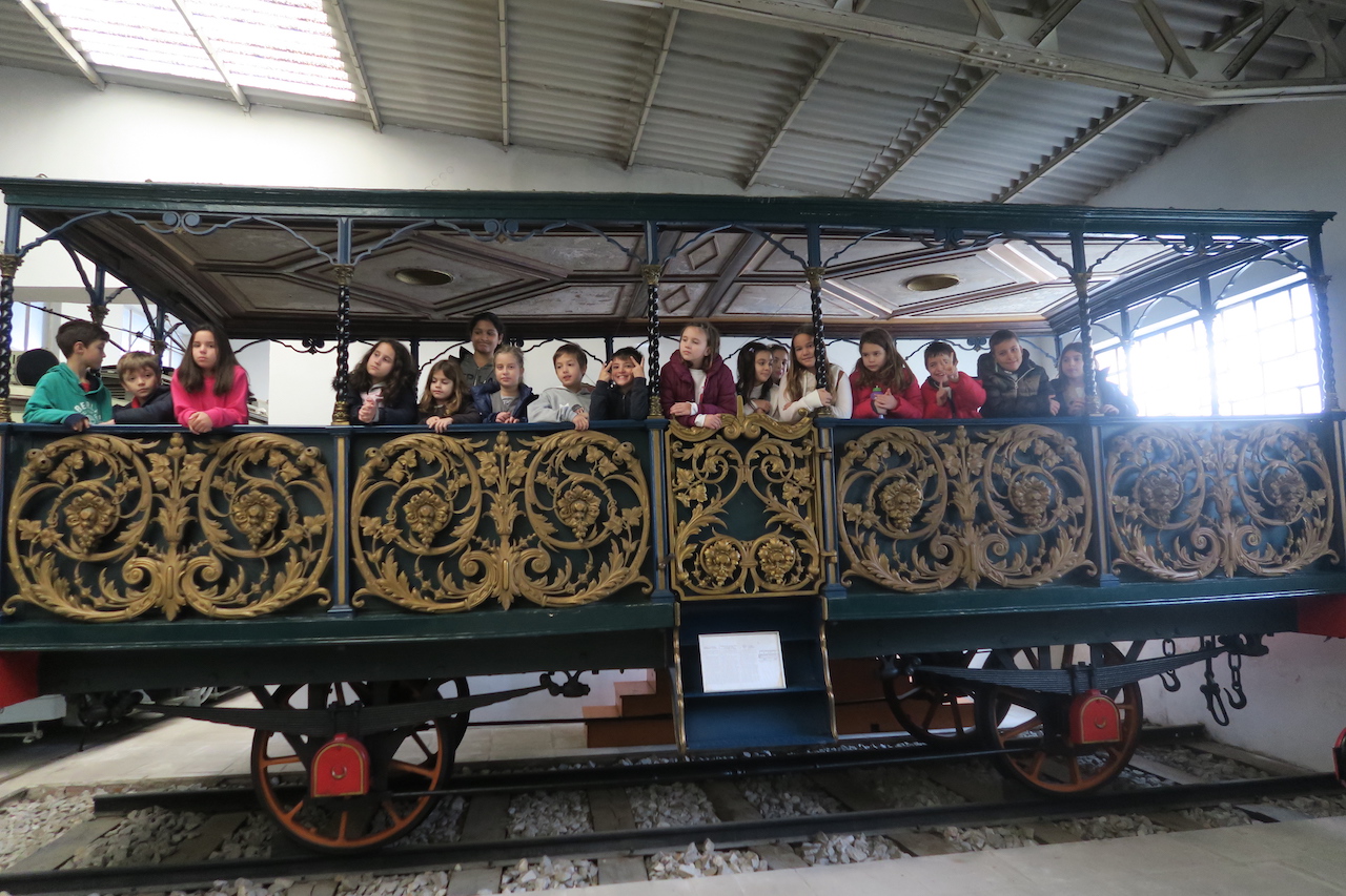 i_gdimotikoy_taxideyei_me_to_treno