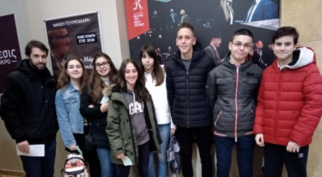 Η πολιτιστική ομάδα στο θέατρο