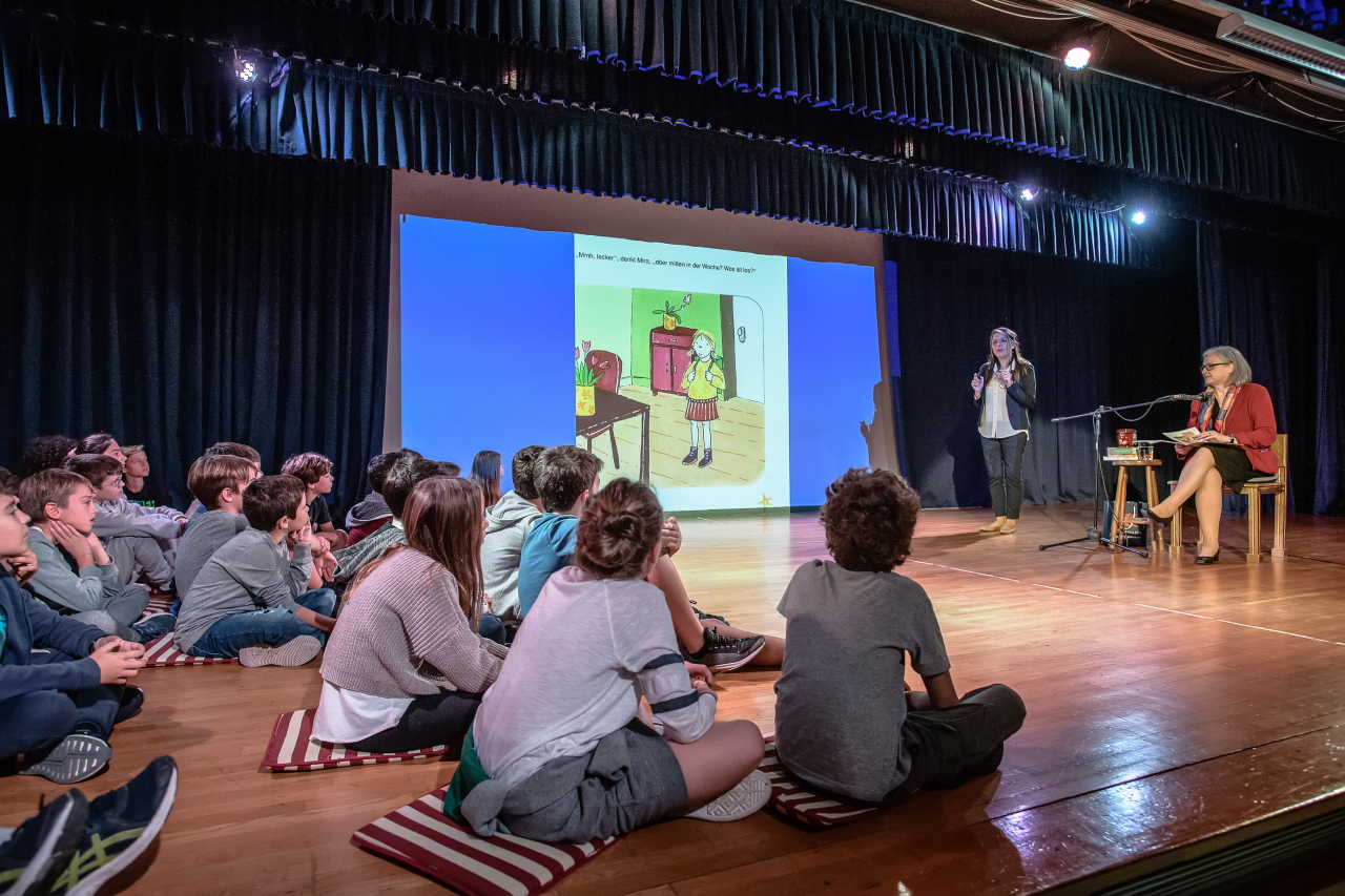 i_presvis_tis_aystrias_diavazei_sta_paidia