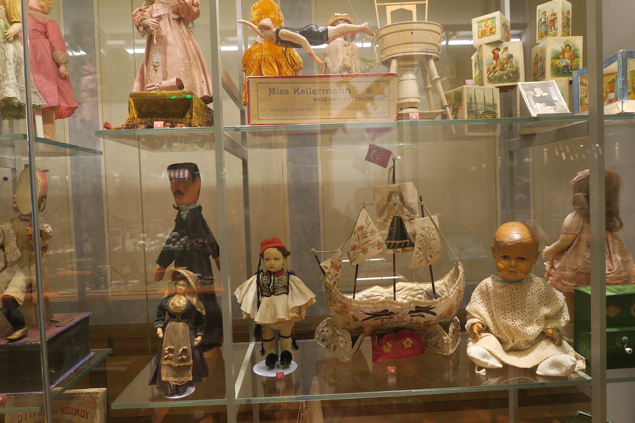 i_v_taxi_episkeptetai_to_moyseio_paihnidion_0