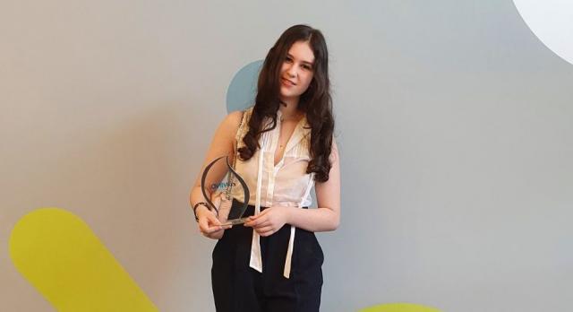 Ένα κορίτσι ερευνά το Διάστημα