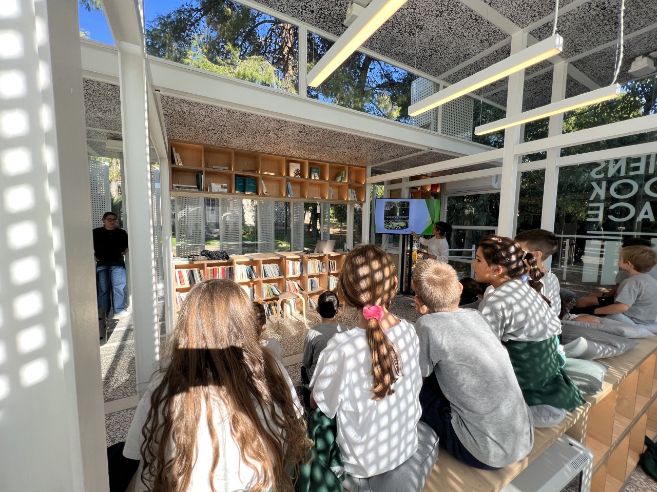 Η πρέσβης της Αυστρίας διαβάζει στα παιδιά