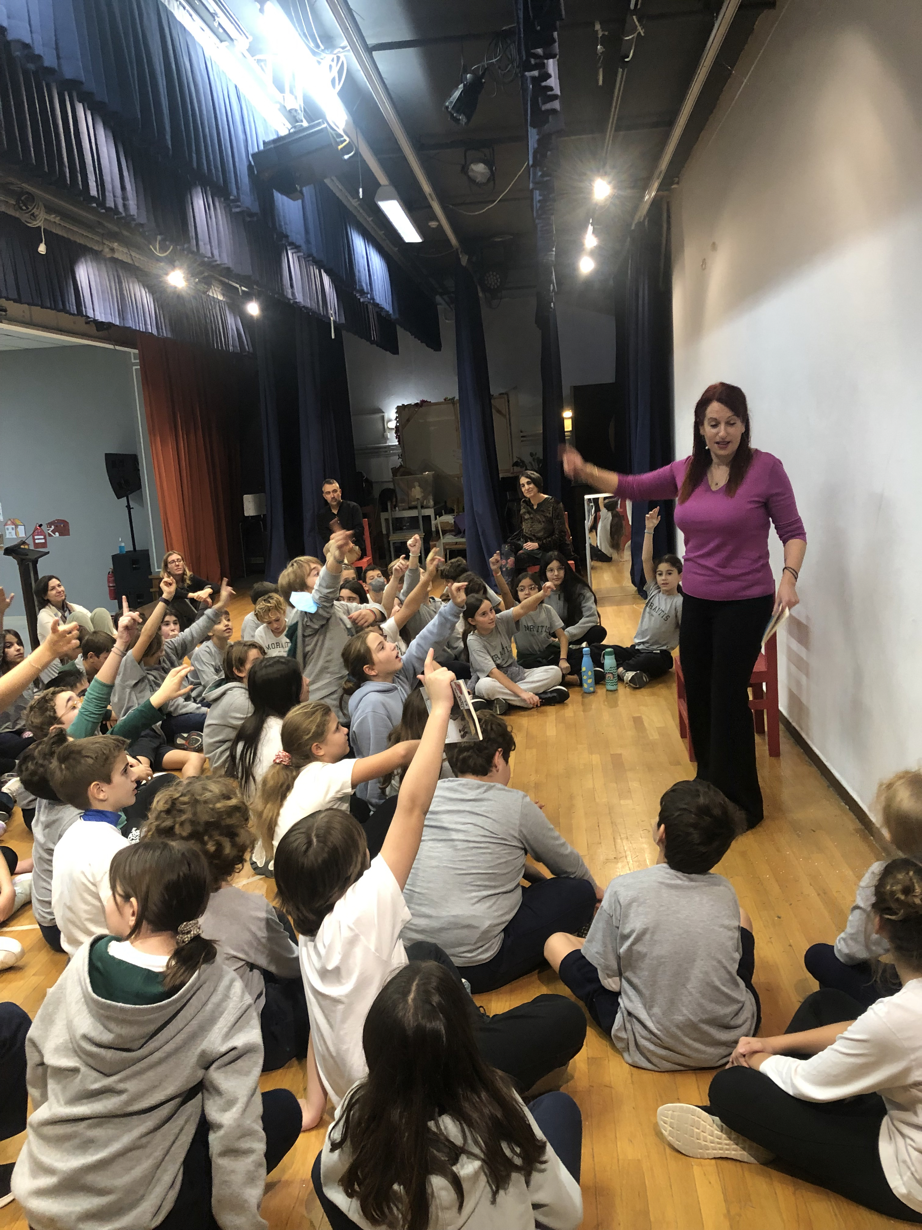 Οι μαθητές της ε’ Δημοτικού στη μαγική βιβλιοθήκη της Ιζκαμπούρ