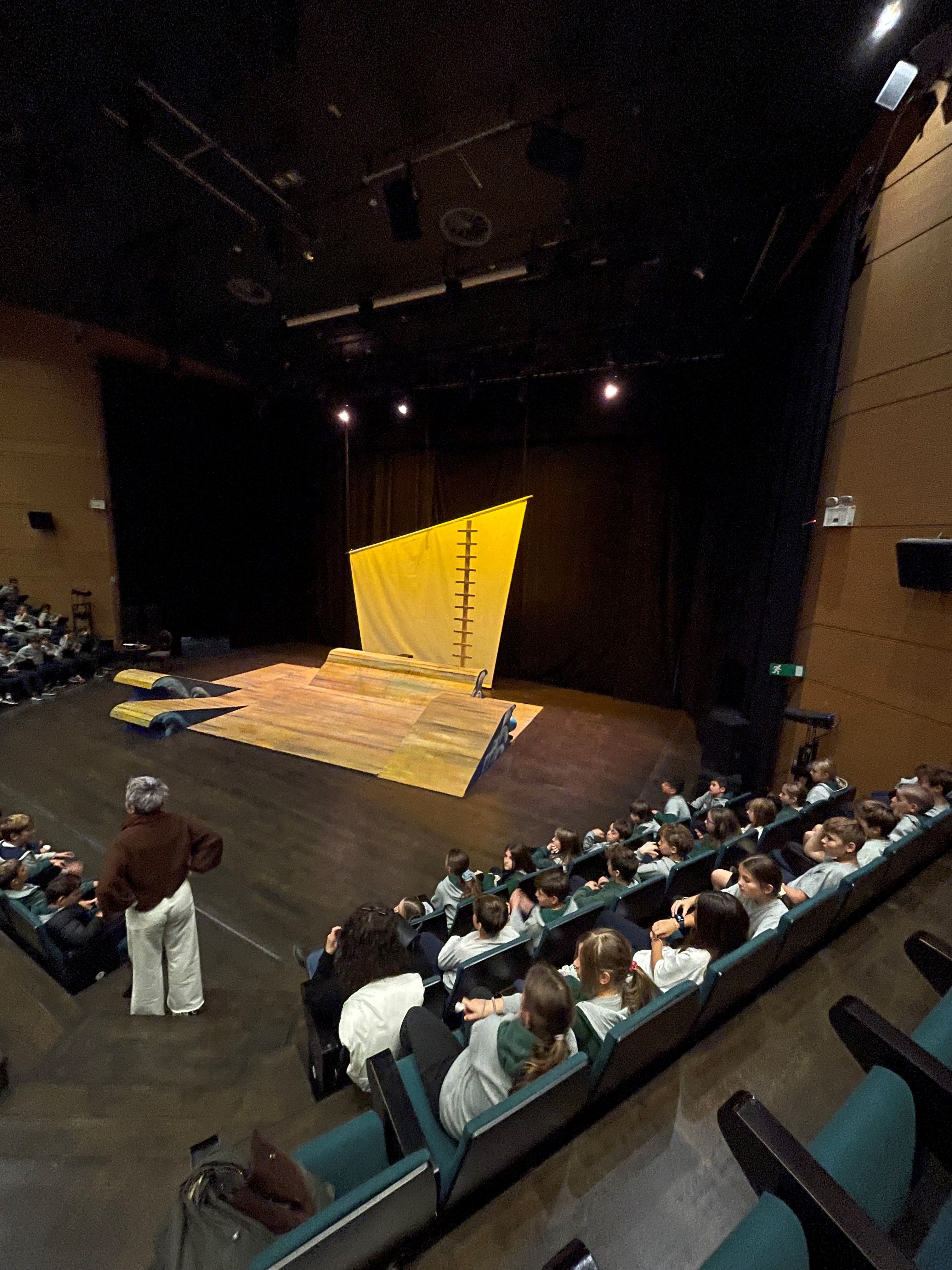 Η ε’ τάξη πηγαίνει στο θέατρο