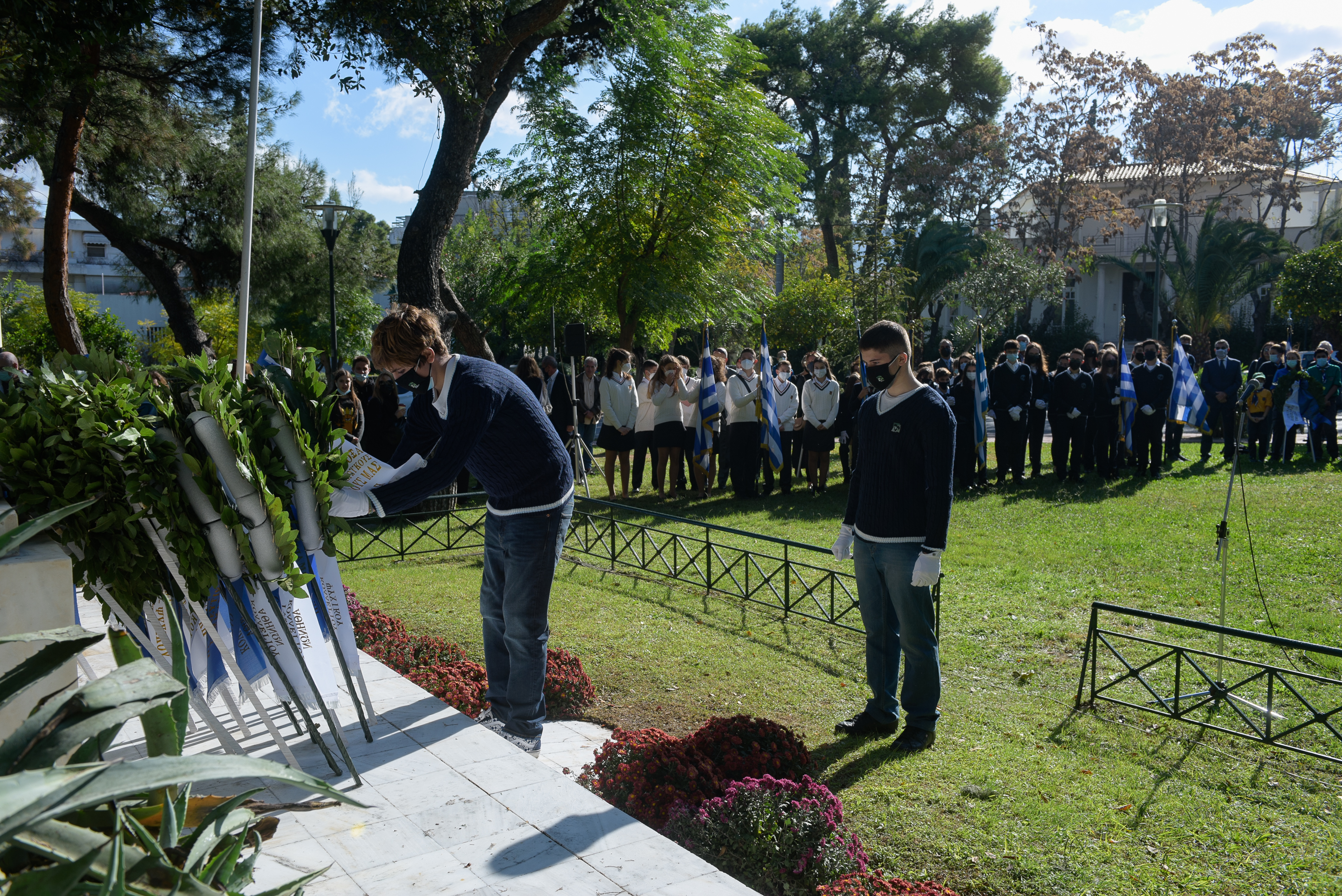 Κατάθεση στεφάνου στο Μνημείο Ηρώων