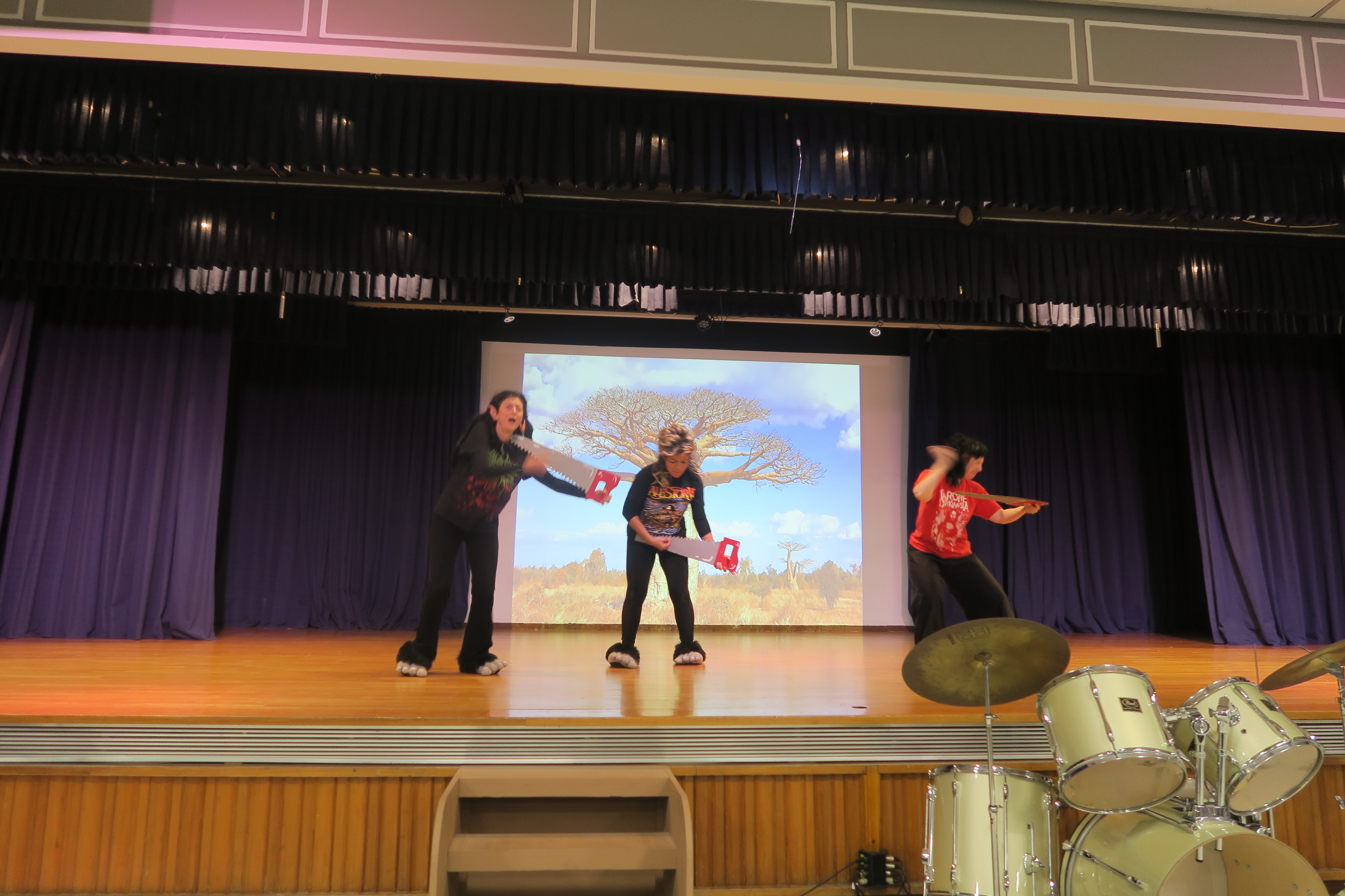 Οι καλικάντζαροι στη χριστουγεννιάτικη εορτή του μικρού Δημοτικού