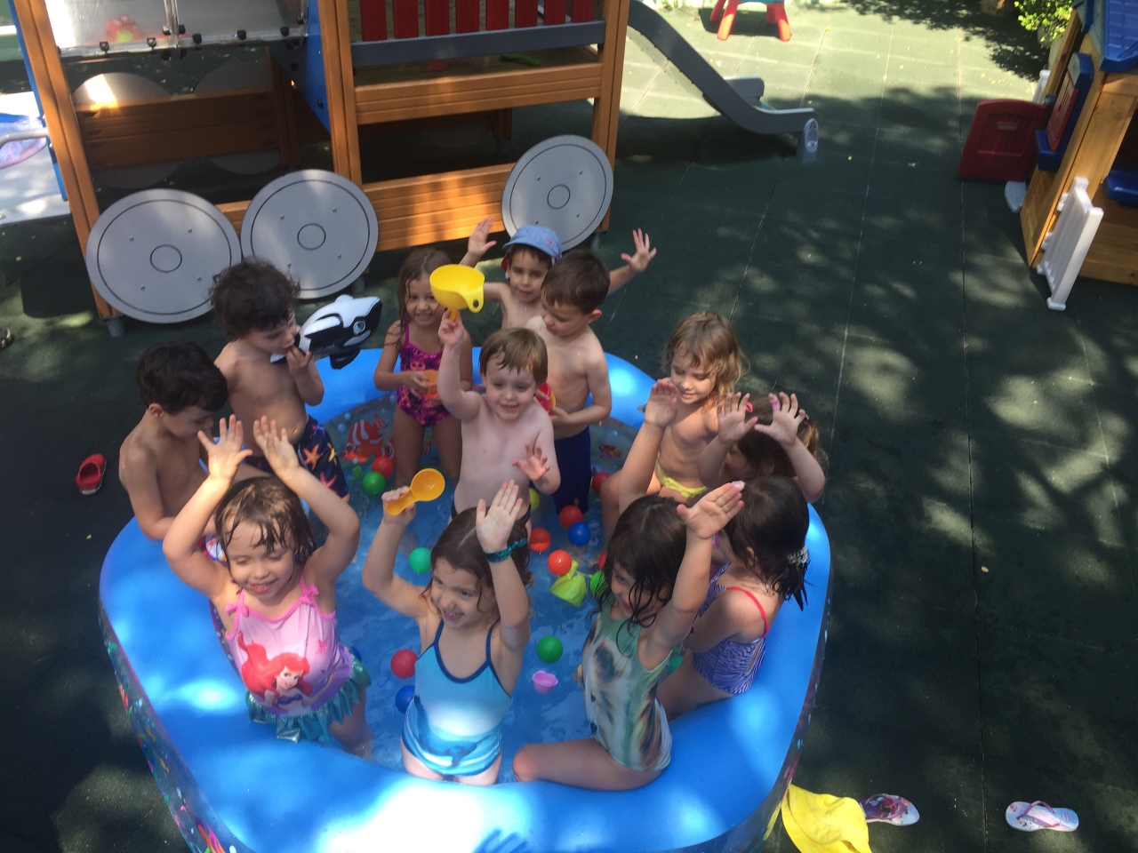 o_paidikos_stathmos_vazei_ta_kalokairina_toy