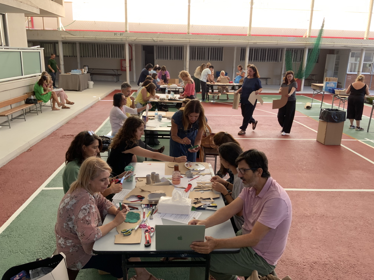 Οι δάσκαλοι του Δημοτικού δημιουργούν και καλωσορίζουν