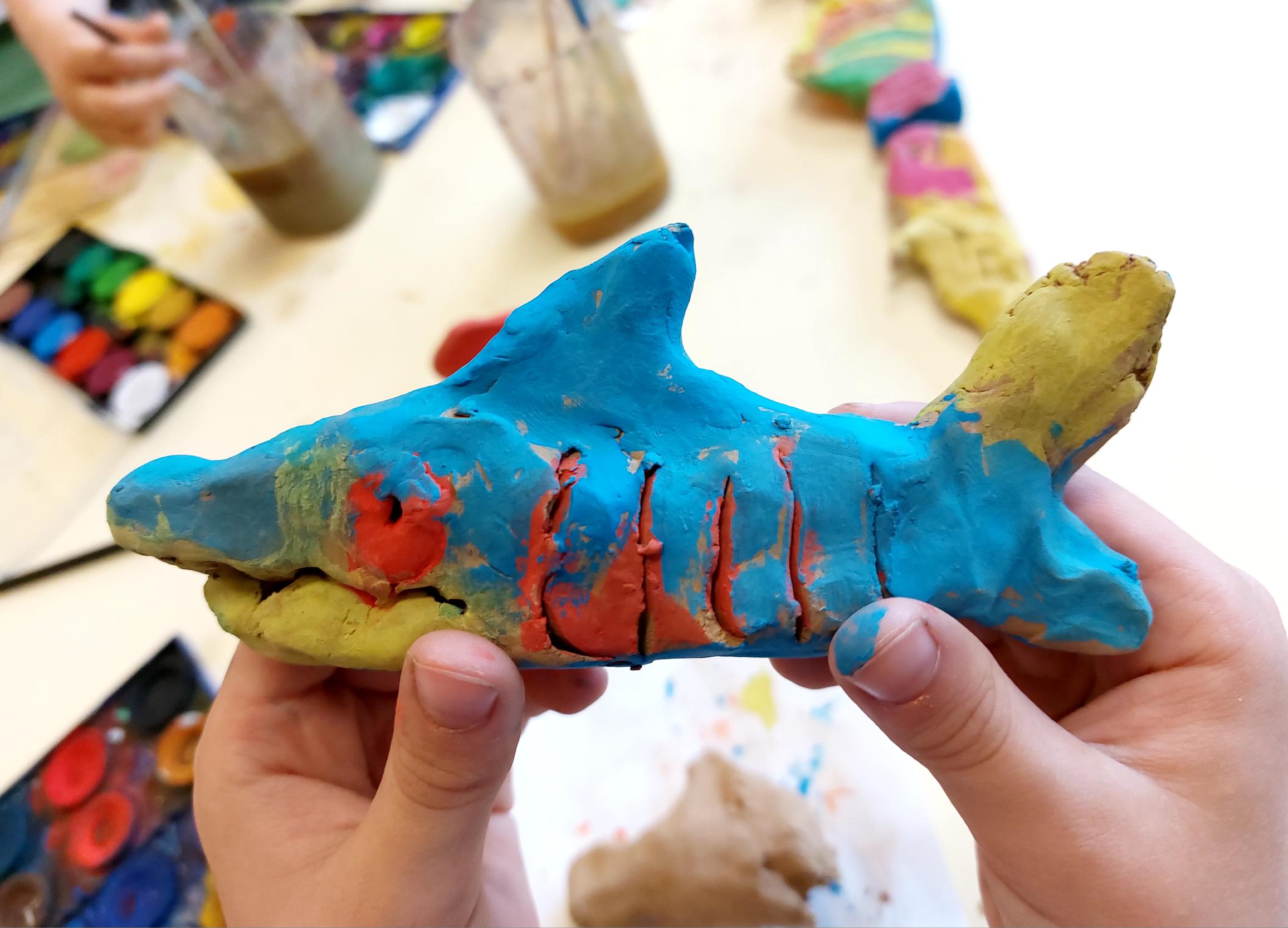 Η α΄ τάξη με θαλασσινή έμπνευση δημιουργεί πλάθοντας τον πηλό