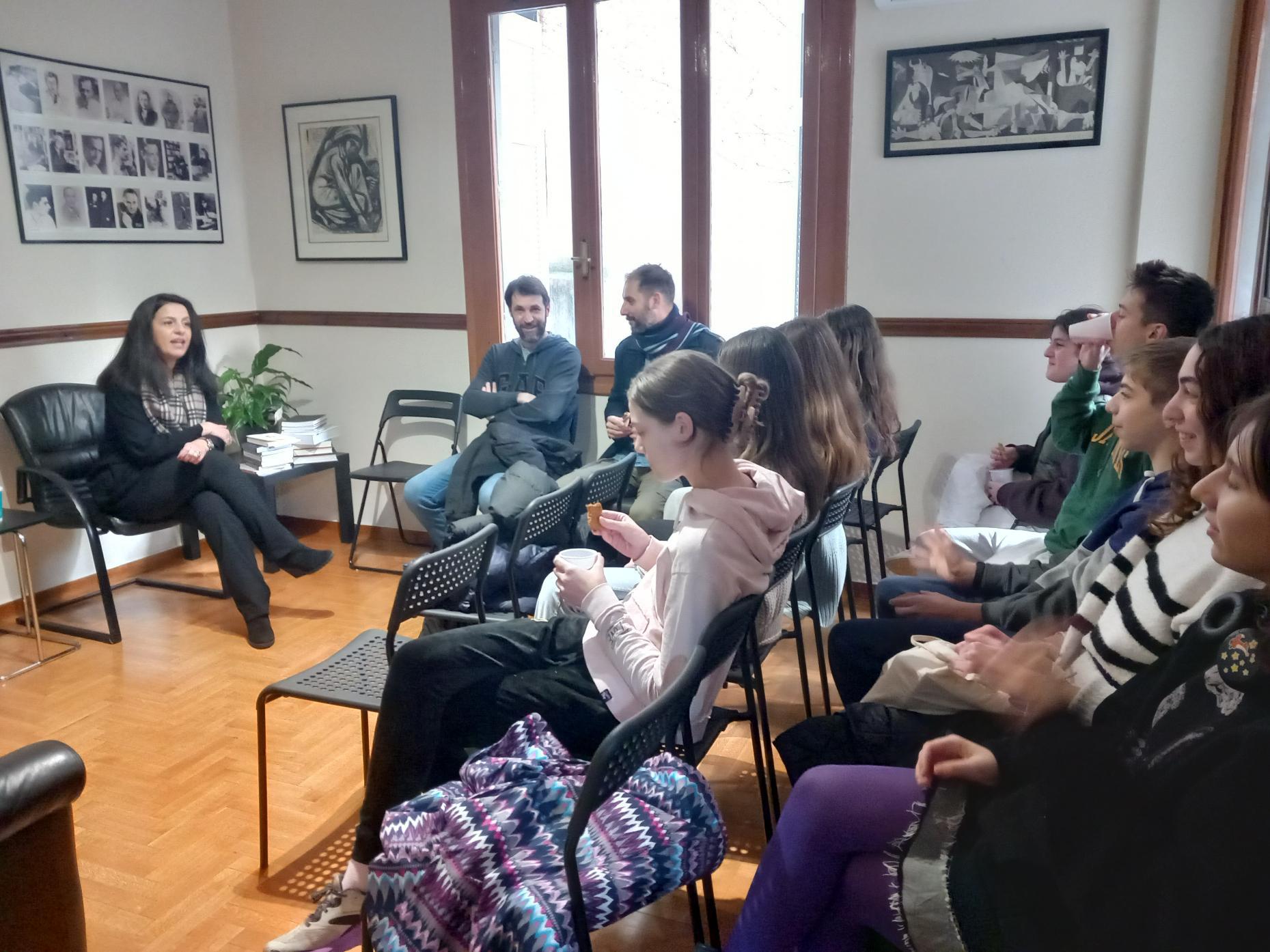 Επίσκεψη της Πολιτιστικής Ομάδας Γυμνασίου-Λυκείου στις Εκδόσεις Σοκόλη