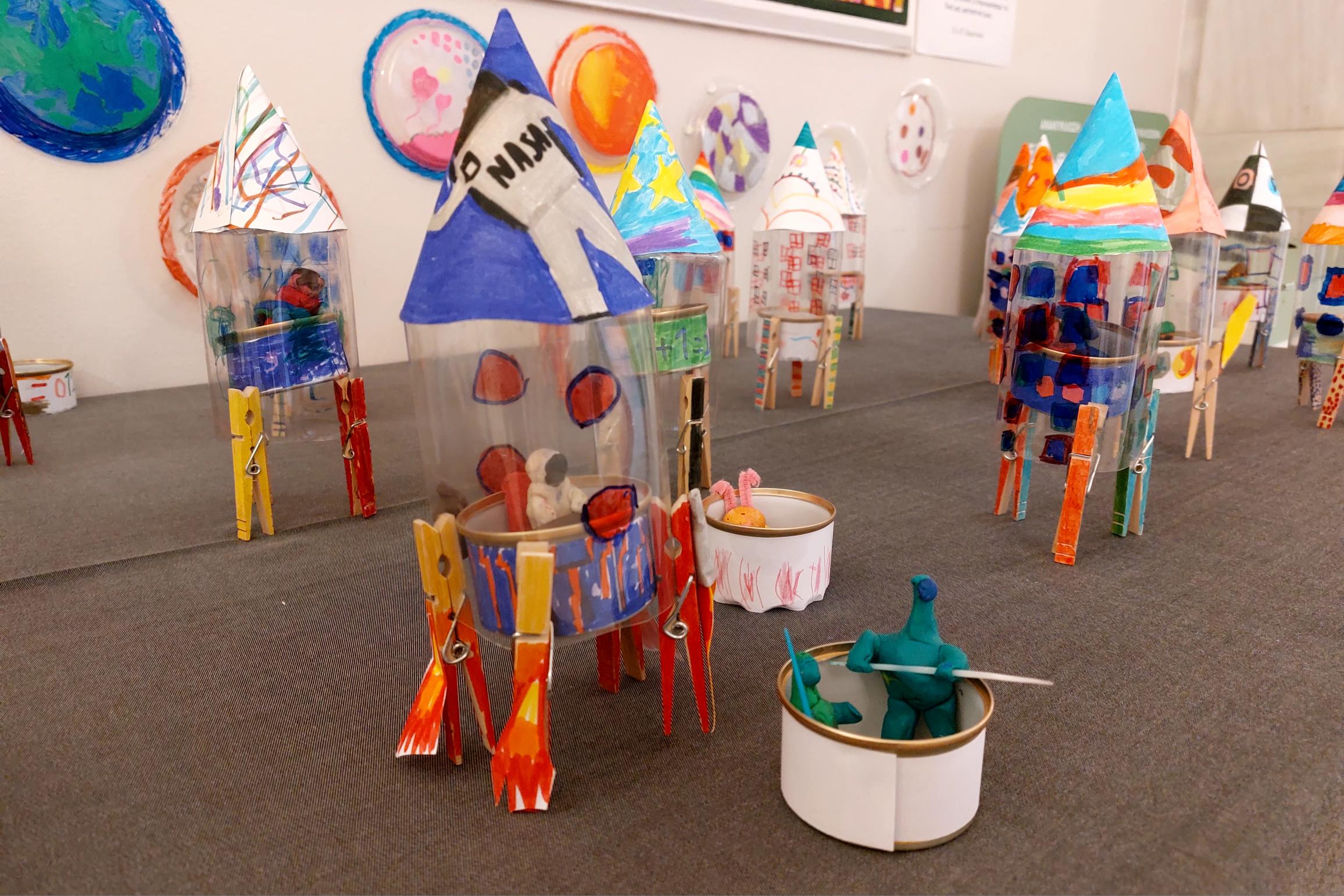 Πύραυλοι και πλανήτες από την α' και β' τάξη του Δημοτικού