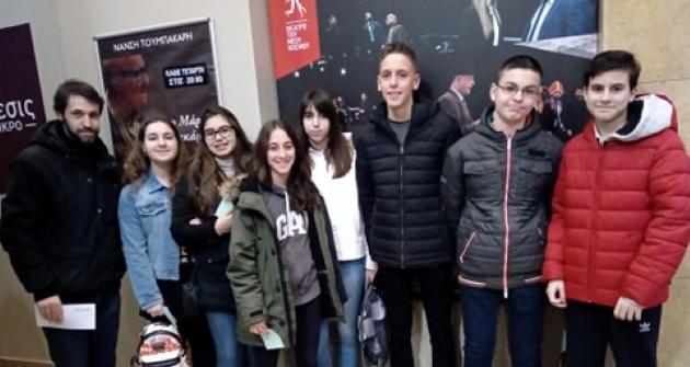 Η πολιτιστική ομάδα στο θέατρο Η πολιτιστική ομάδα στο θέατρο