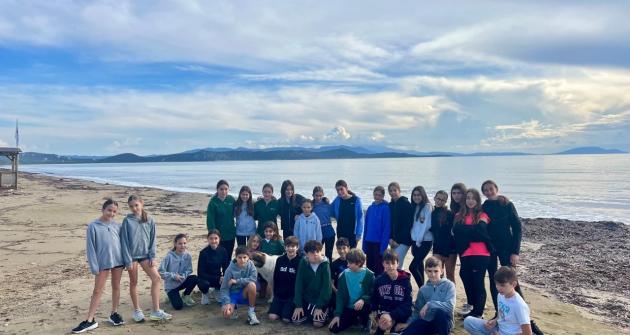 Η ομάδα στίβου της Σχολής Μωραΐτη, αποτελούμενη από αγόρια και κορίτσια των τάξεων ε’, στ’ δημοτικού, Γυμνασίου και Λυκείου, πραγματοποίησε μία εκδρομή προπονητικού χαρακτήρα στην παραλία του Σχινιά.  Τα παιδιά προπονήθηκαν στην άμμο, με ασκήσεις δύναμης,