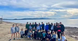 Η ομάδα στίβου της Σχολής Μωραΐτη, αποτελούμενη από αγόρια και κορίτσια των τάξεων ε’, στ’ δημοτικού, Γυμνασίου και Λυκείου, πραγματοποίησε μία εκδρομή προπονητικού χαρακτήρα στην παραλία του Σχινιά.  Τα παιδιά προπονήθηκαν στην άμμο, με ασκήσεις δύναμης,