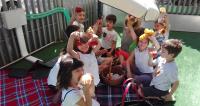i_galazia_taxi_sto_ergastiri_kerion_manos_candles