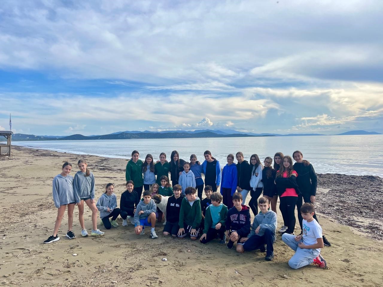 Η ομάδα στίβου της Σχολής Μωραΐτη, αποτελούμενη από αγόρια και κορίτσια των τάξεων ε’, στ’ δημοτικού, Γυμνασίου και Λυκείου, πραγματοποίησε μία εκδρομή προπονητικού χαρακτήρα στην παραλία του Σχινιά.  Τα παιδιά προπονήθηκαν στην άμμο, με ασκήσεις δύναμης,