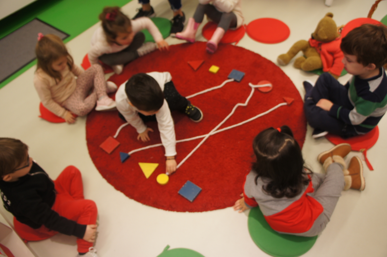 ta_paidia_tis_mov_taxis_paizoyn_kai_dimioyrgoyn_me_ta_shimata