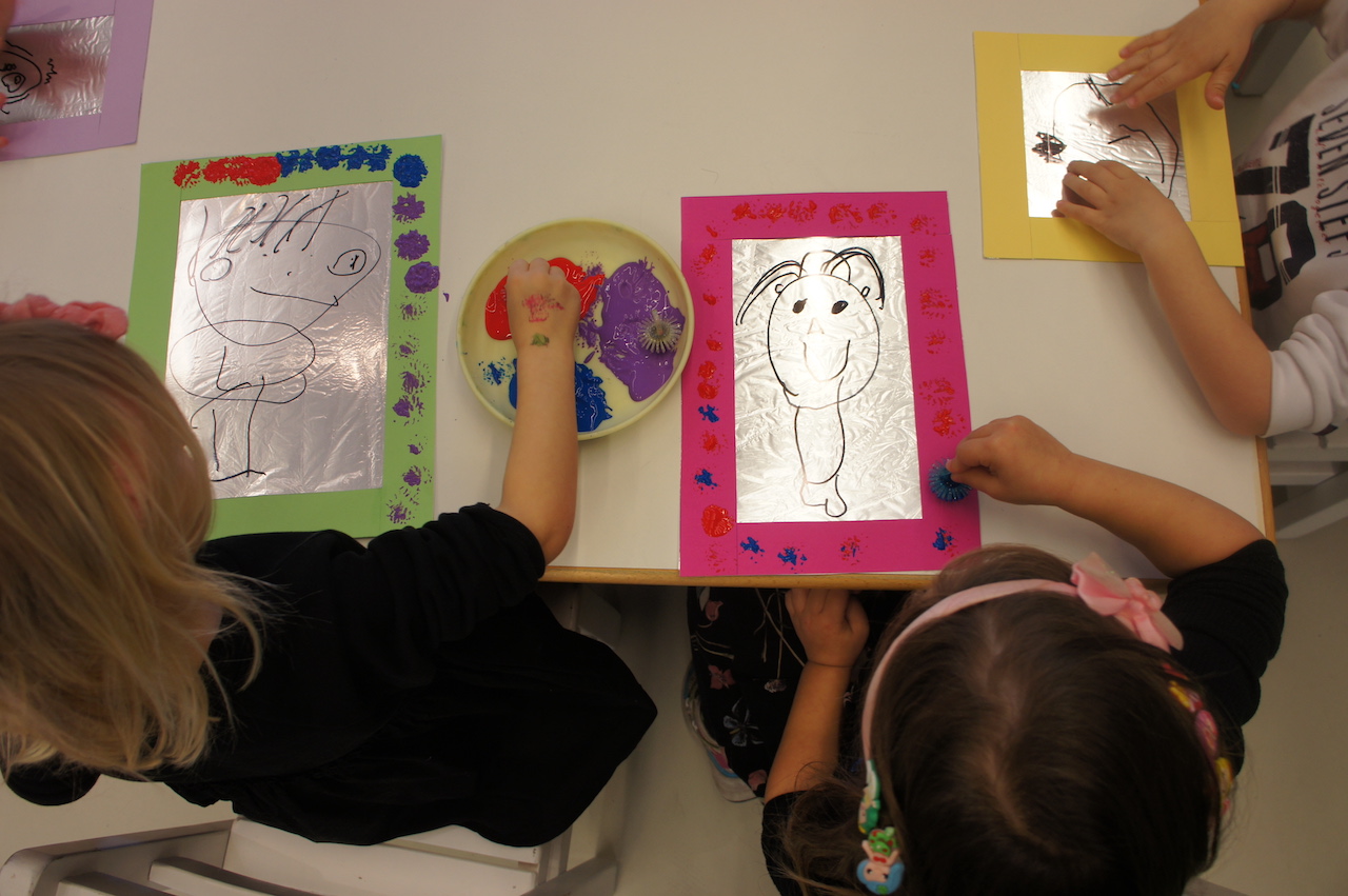 Τα παιδιά της Μοβ Τάξης παίζουν με το σώμα τους