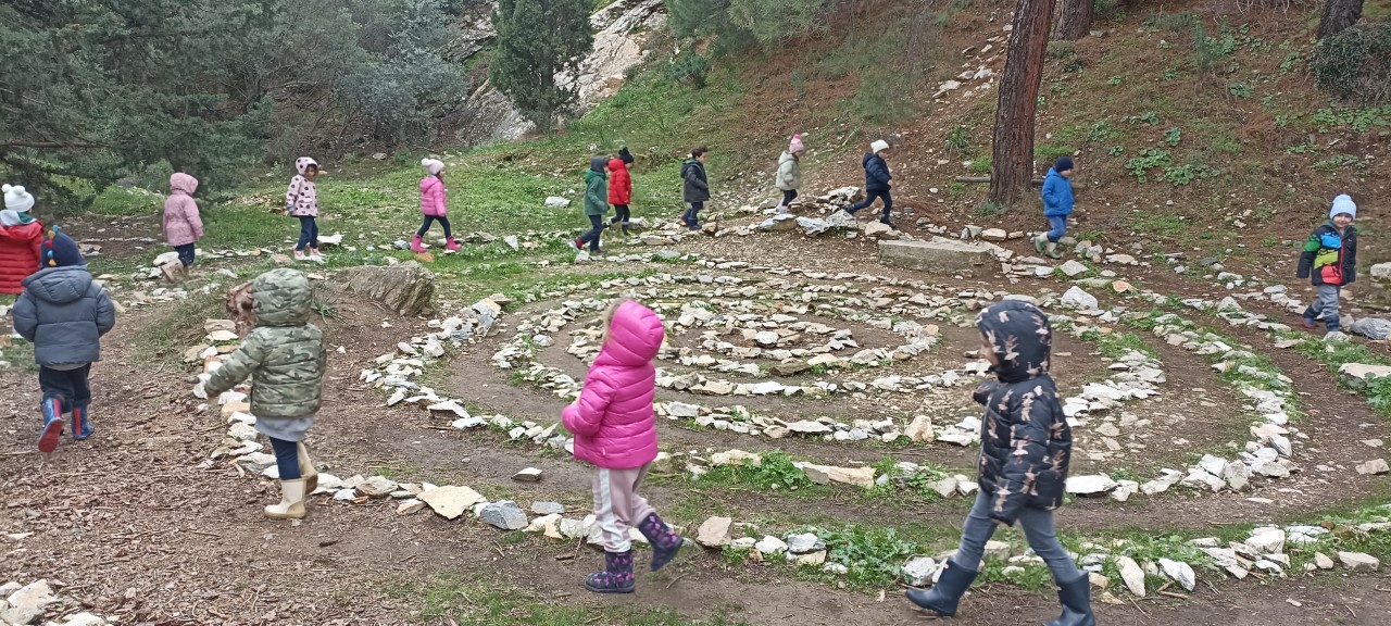Τα παιδιά του Νηπιαγωγείου επιλέγουν και χαράζουν διαδρομές