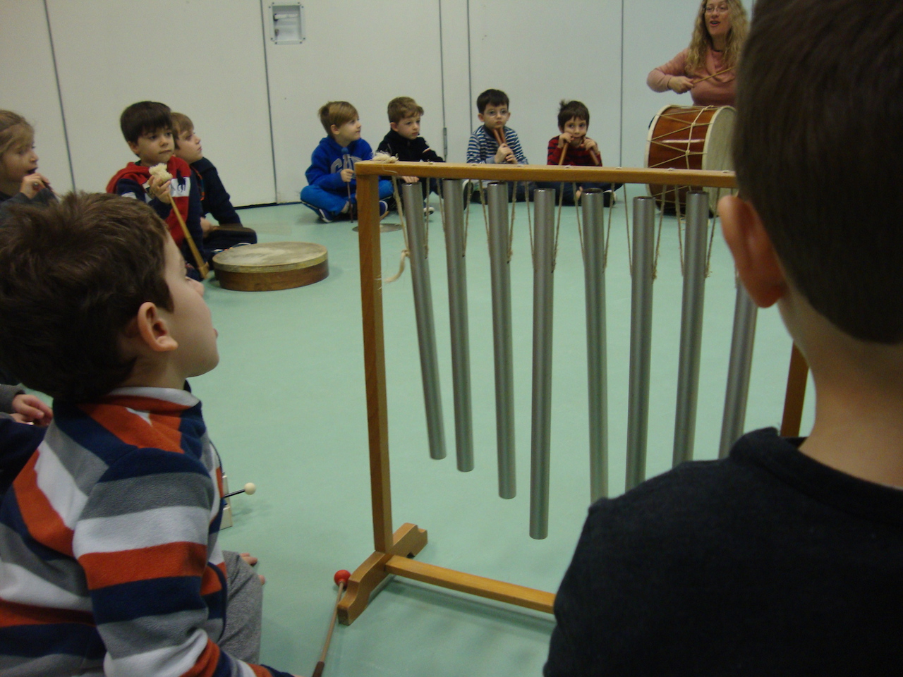 ta_paidia_toy_nipiagogeioy_ntynoyn_me_ihoys_tis_istories_toys