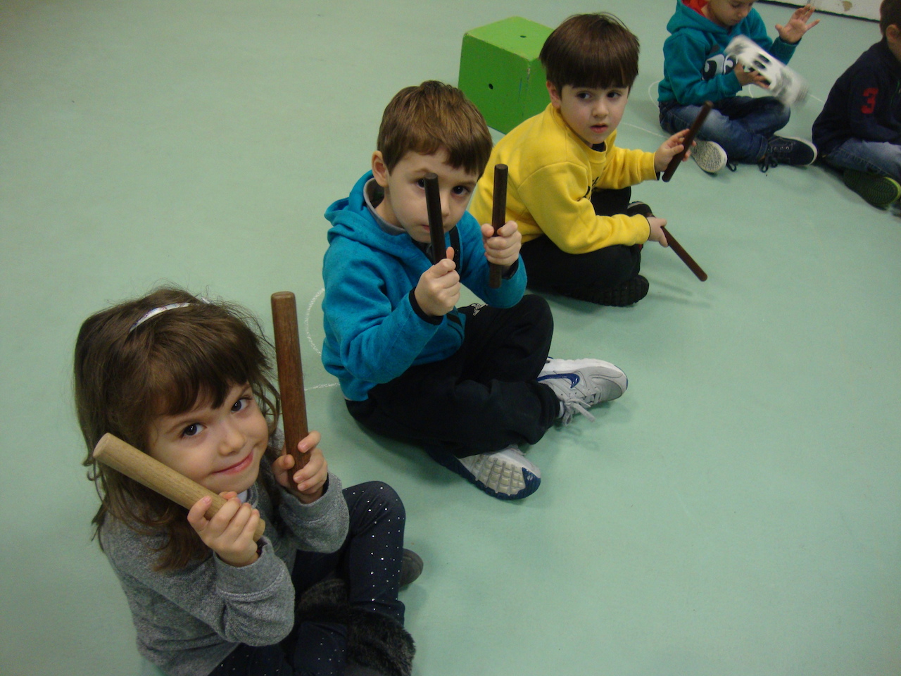 ta_paidia_toy_nipiagogeioy_ntynoyn_me_ihoys_tis_istories_toys