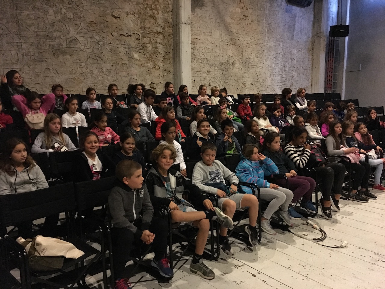 to_koritsi_poy_ithele_na_aggixei_to_feggari